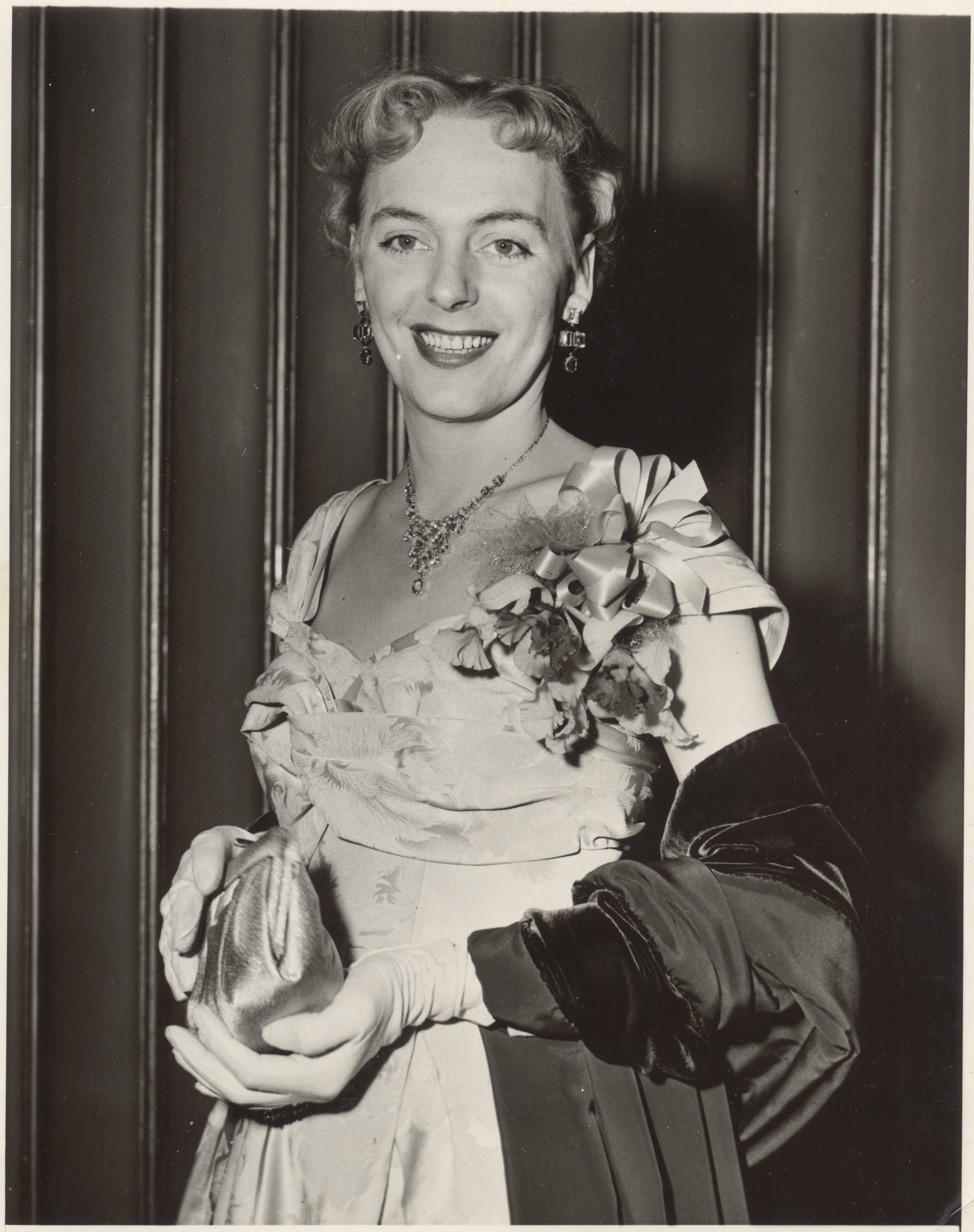 Christine thanh lịch trong sự kiện trao giải của Greater New York nơi bà được nhận giải thưởng người phụ nữ của năm 1953