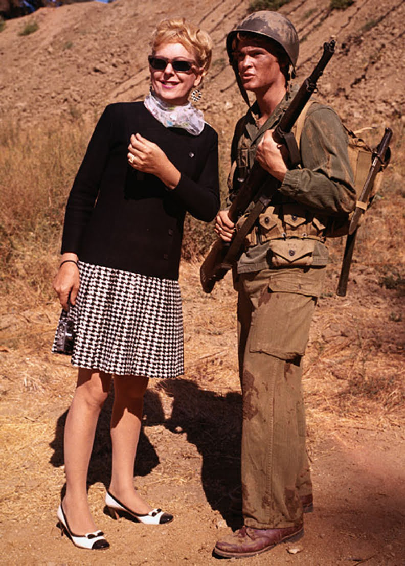 Bức ảnh này là từ cuối năm 1969 hoặc đầu năm 1970,  Christine trên phim trường trong quá trình quay Câu chuyện của Christine Jorgensen, gặp gỡ với nam diễn viên John Hansen (người đang đóng vai Jorgensen " khi còn là một anh lính trong quân đội )