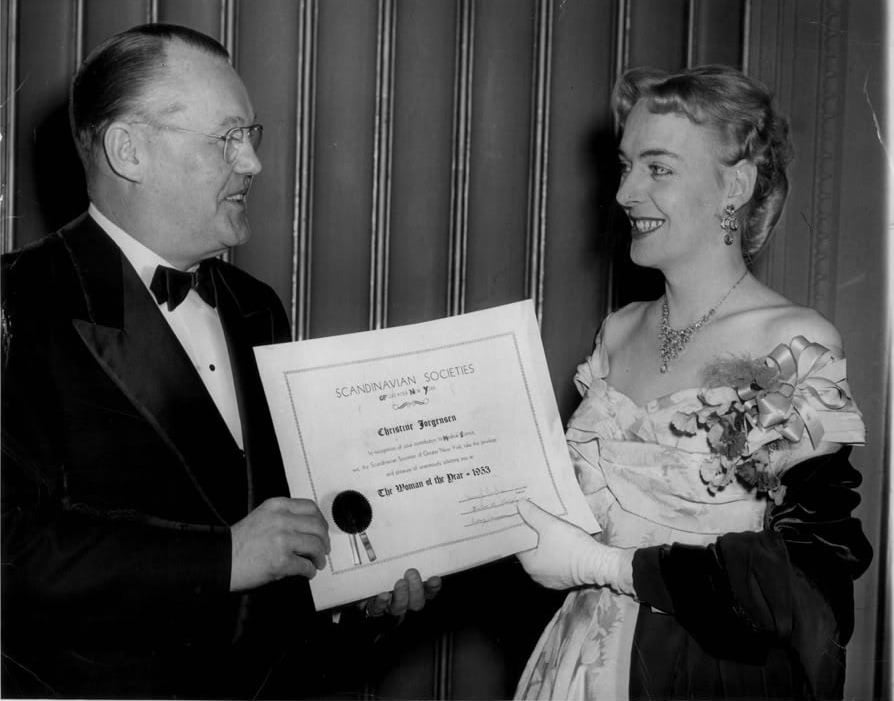 Christine thanh lịch trong sự kiện trao giải của Greater New York nơi bà được nhận giải thưởng người phụ nữ của năm 1953